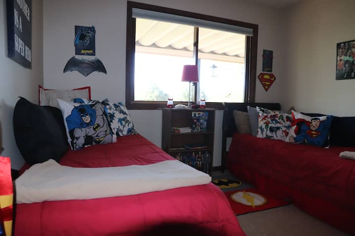 Deuxième chambre avec 2 lits jumeaux, commode, placard et cintres