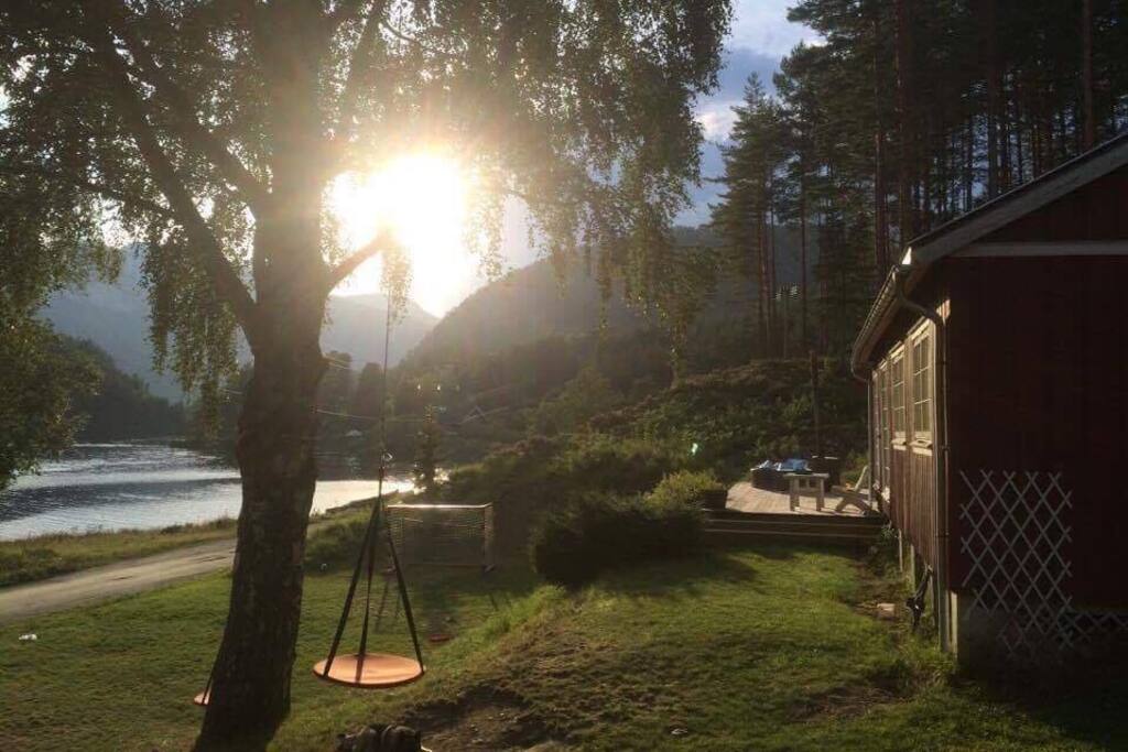 En vakker sommerkveld med solnedgang