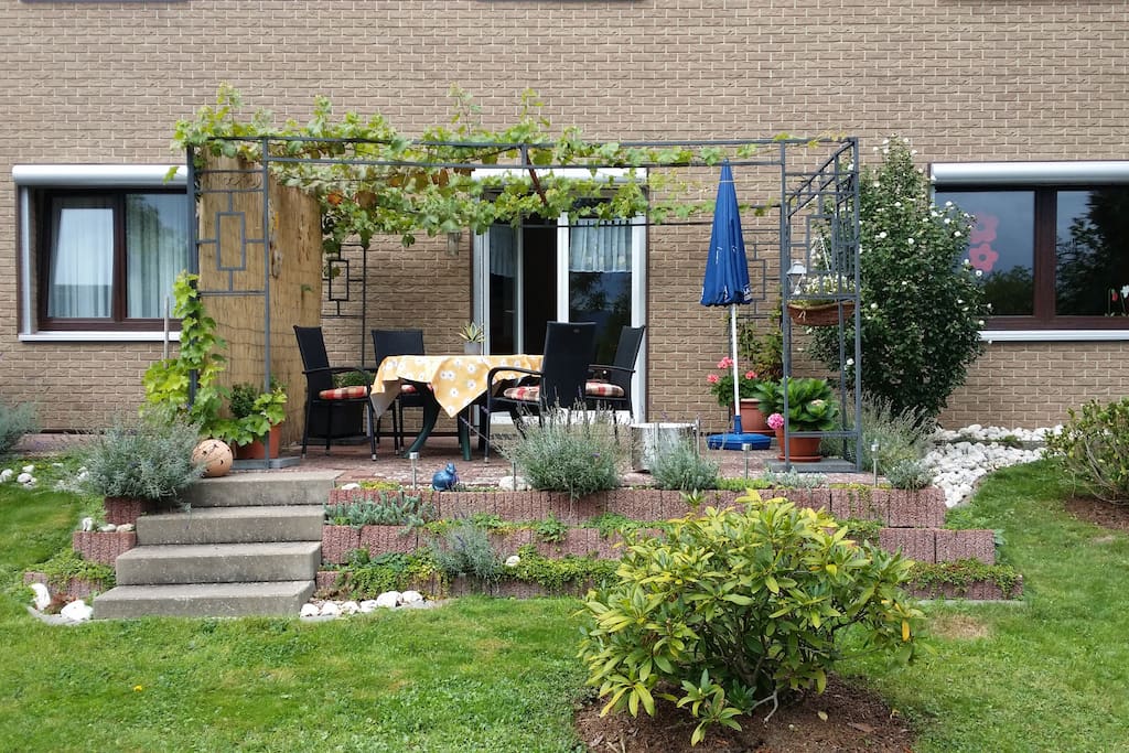 Die Ferienwohnung hat eine große Terrasse. Diese ist direkt von der Küche aus zu erreichen.