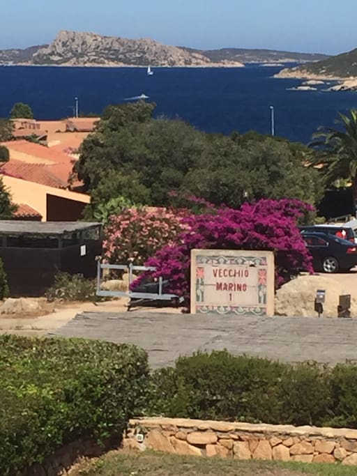 Entrata al Condominio Vecchio Marino con vista su Arcipelago de La Maddalena