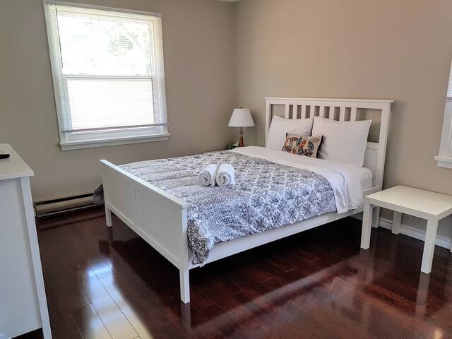 Spacious Bedroom with a Queen Bed near the Falls!