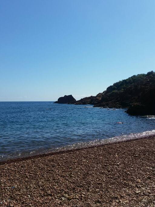 Strand und einsamer Badeplatz hinter Nizza