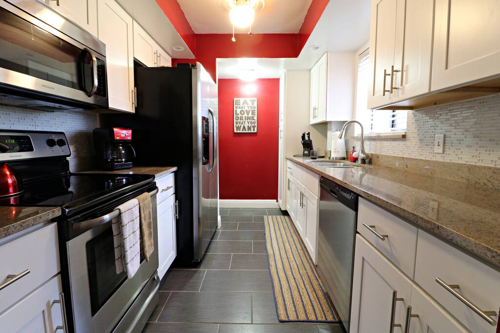 Kitchen will everything you need to prepare a gourmet meal!