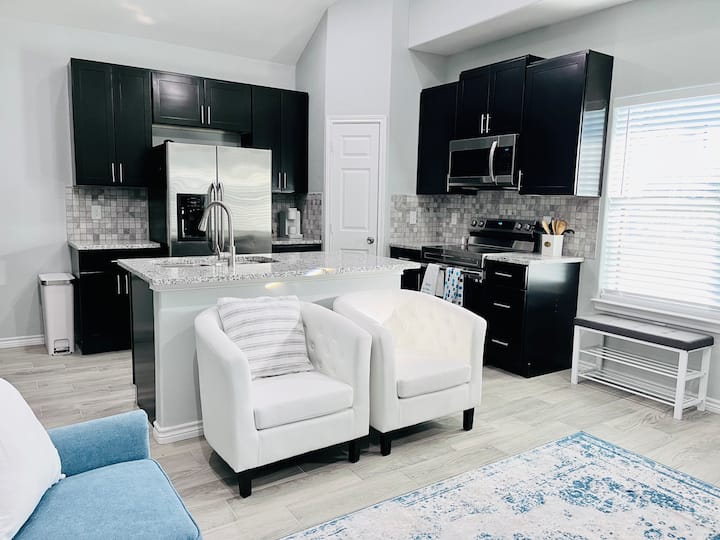 Charming 3bdrm Home Near the Lake and Restaurants