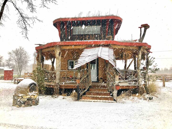 Tiny House OffGrid Cabin & Wood Burning Sauna Tree houses for Rent