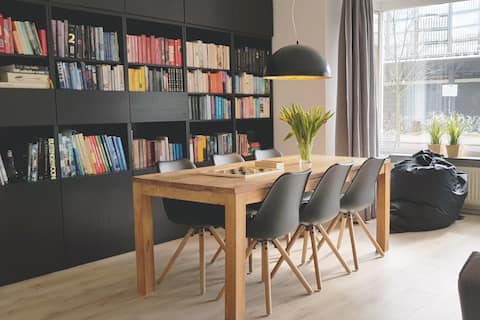 Popular Airbnb listing: Perfectly central located, modern & clean city app in Noord