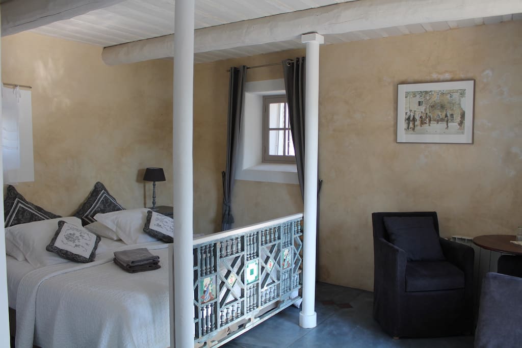 LE CLOS LES EYDINS : chambre Château LA CANORGUE