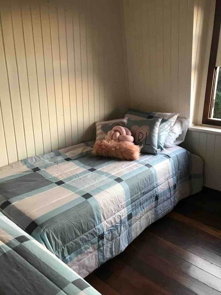 带单人床和BICAMA的卧室