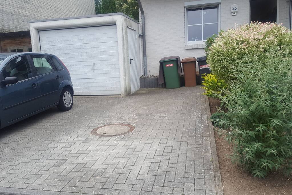 Parkplatz vor der Tür