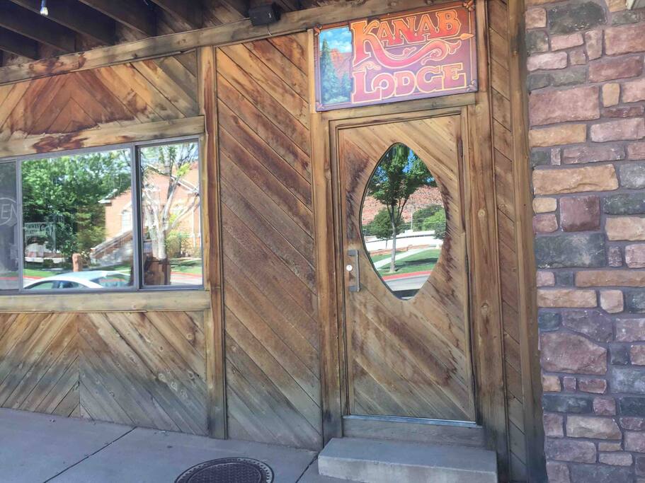 The door to go up to the rooms.