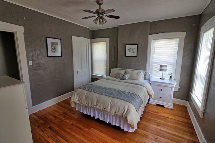 ห้องนอนชั้นสองพร้อมเตียงควีนไซส์