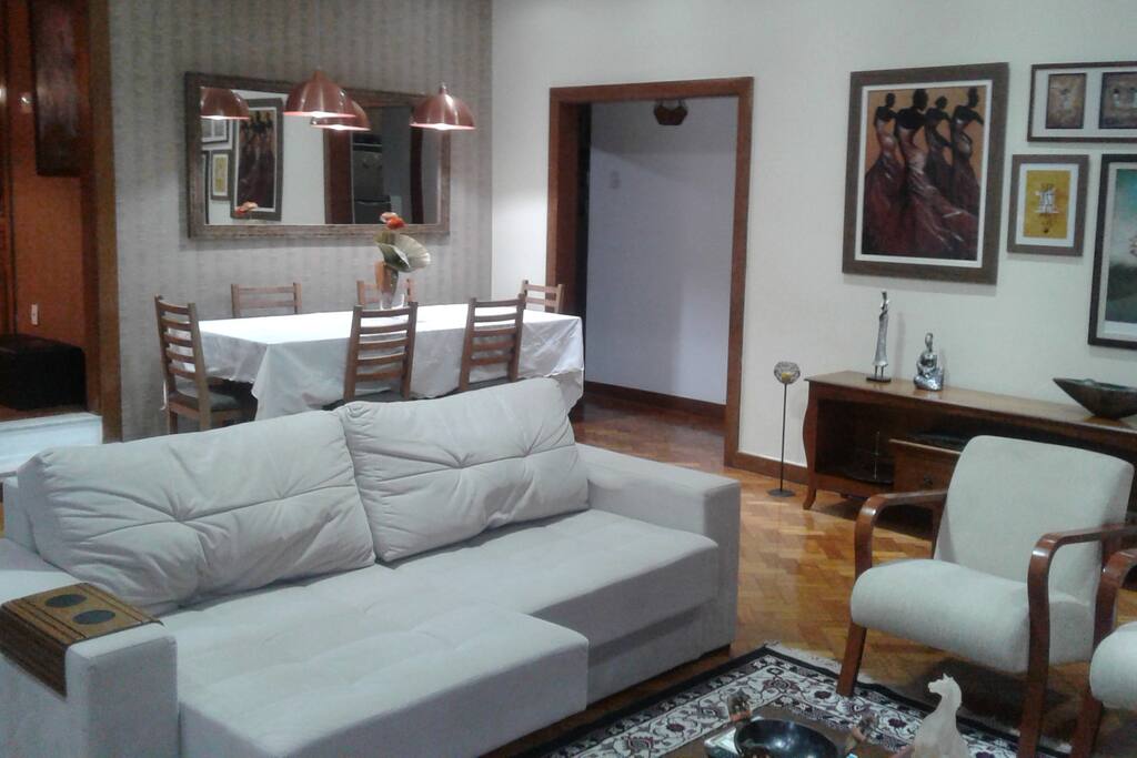 Um dos ambientes da sala, espaço comum a todos.