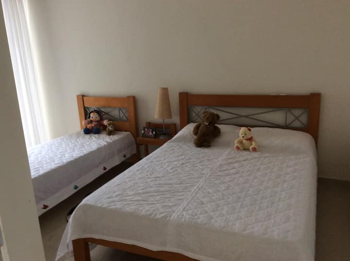 Chumba chenye roshani - 26 m2
Kiyoyozi
dari shabiki
Televisheni
 1 kitanda cha watu wawili na kitanda 1 cha mtu mmoja.