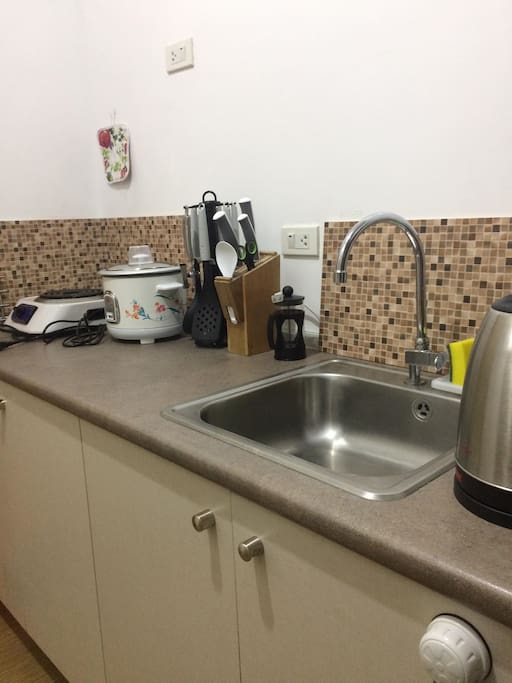 Kitchen with hanging cabinet