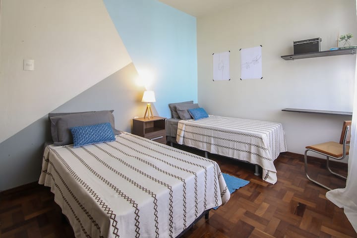 Deuxième chambre avec lits simples et bureau de travail.
Ensoleillé l'après-midi.