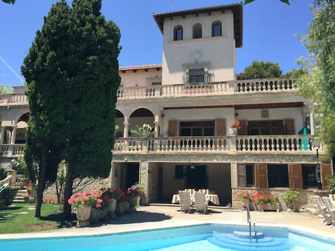 Villa in Palma town with garden and pool