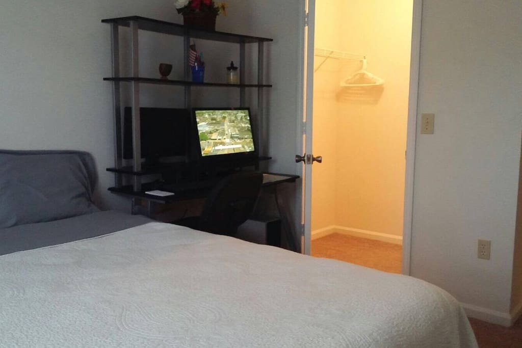 this desk is not longer here but the closet is walk in