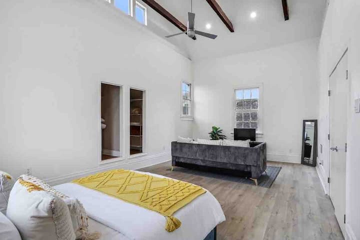 לופט למעלה עם מיטת קווין סייז ומיטת יחיד זוגית