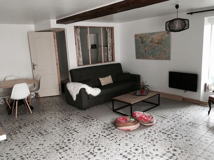 غرفة معيشة في الشقة مع أريكة قابلة للتحويل 