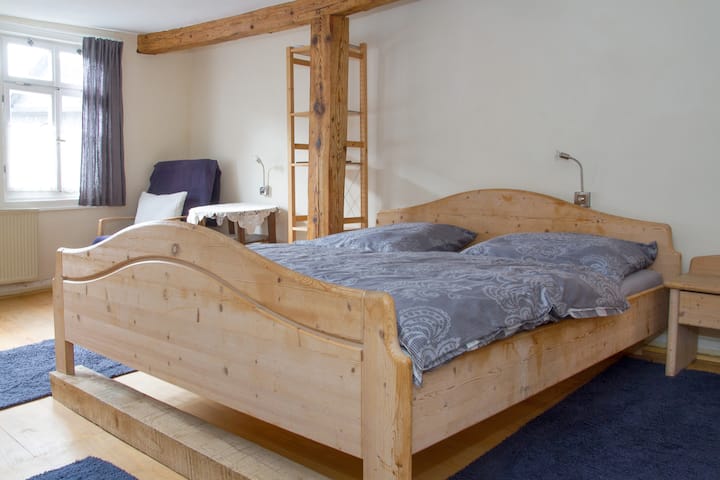 Der Schlafraum im zweiten Obergeschoss verfügt über ein Ehebett mit getrennten Matratzen. Die Zimmerschräge haben wir mit einem Balken ausgeglichen, so dass Sie bequem in der Waage schlafen.
