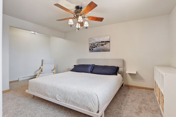 غرفة نوم رئيسية في الطابق السفلي (سرير بمقاس كبير)