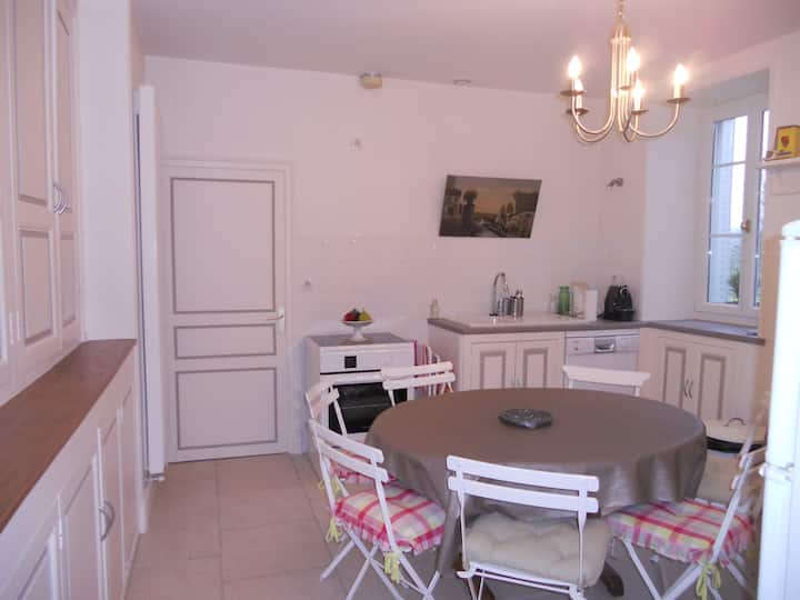 Belle Demeure Familiale En Pierre à Montoillot - Châteauneuf