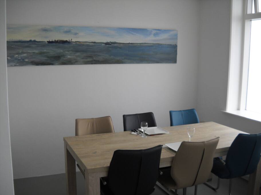 De eetkamer biedt zicht op de monding van de Schelde en de Noordzee
