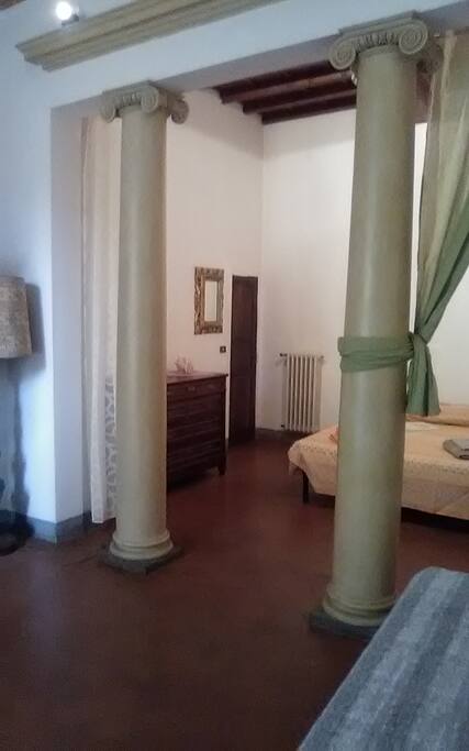 scorcio camera attraverso le colonne