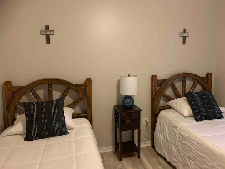 მე-3 საძინებელი.  2 ორადგილიანი საწოლი.