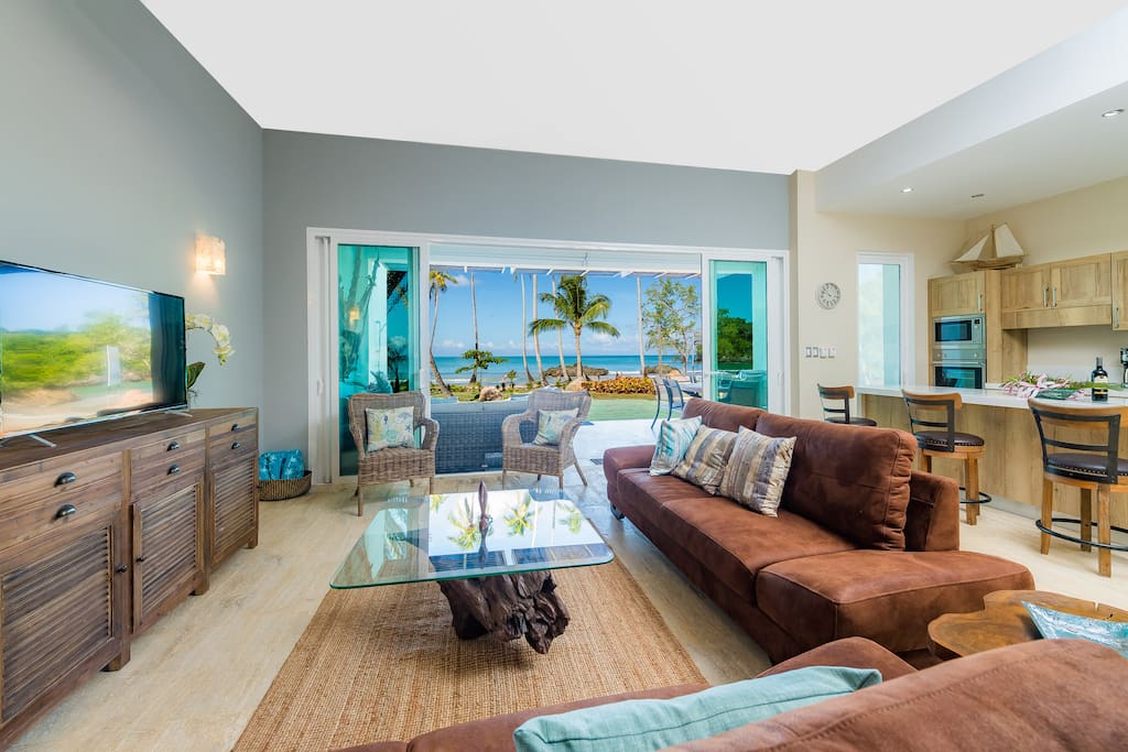 Stunning views with luxurious well equipped living space to enjoy this fabulous apartment directly beachfront to Playa Bonita.