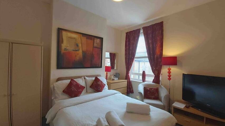 Cosy, private room within walking distance to town