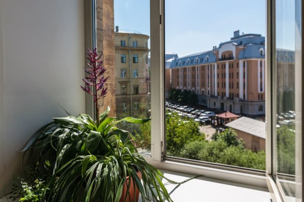 Из окна кухни наблюдаем жизнь Московского вокзала.