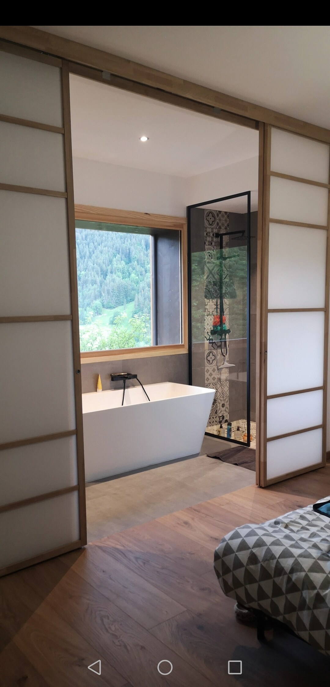 Მთავარი საძინებელი სააბაზანოთი, მათ შორის, საშხაპით, აბაზანით, უნიტაზითა და ნიჟარით. 