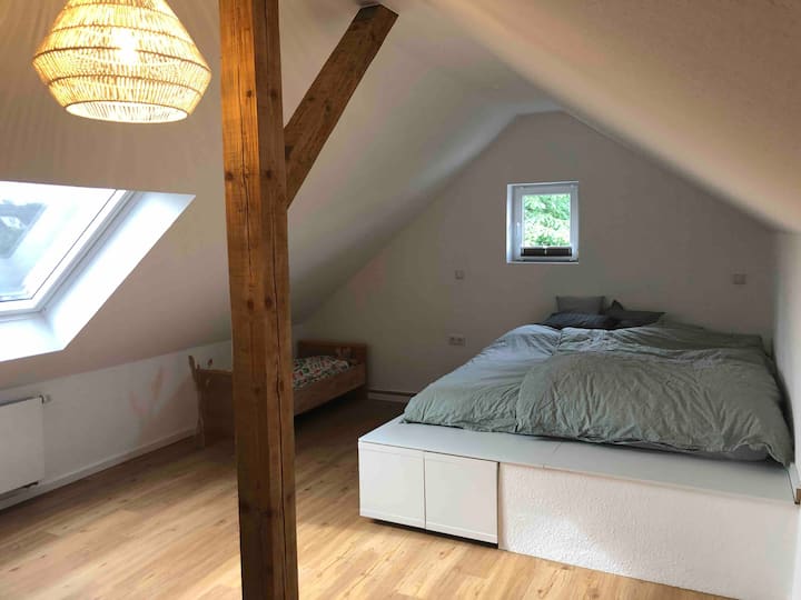 Საძინებელი 3
საწოლი 180 x 200 სმ
და 1 ჩვილის საწოლი 70x140 სმ (კუთხეში, მარცხენა ფოტოზე)