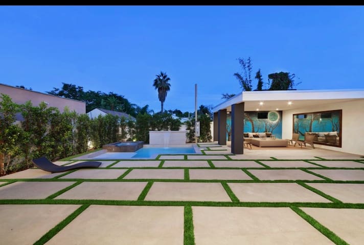 ♛ MODERN LUXURY W/ HUGE ROOFTOP, SHOPS, CULTURE ❀ gallery image 4