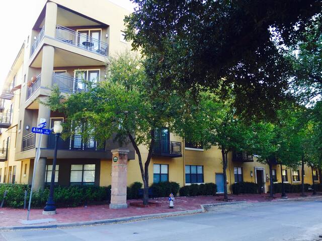 Nice Entire Uptown Studio