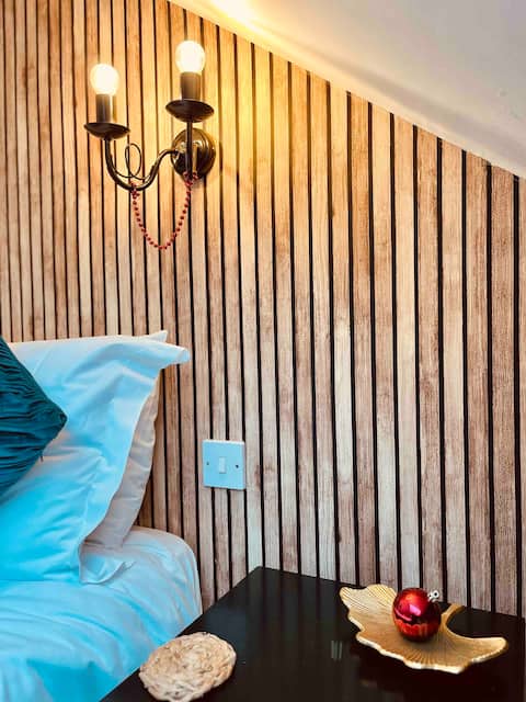 Top performing Airbnb: Short stroll to pubs, cafés & shops. Free Parking in Pickering