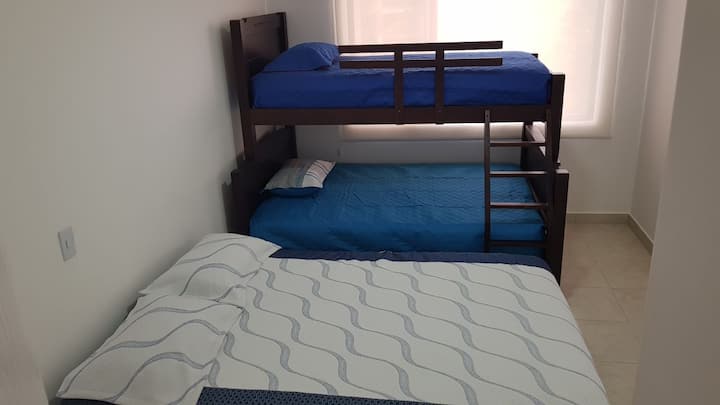 Dhomë 5 persona. Me banjë.