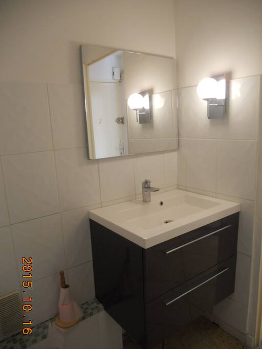 salle de bain neuve, propre et moderne.