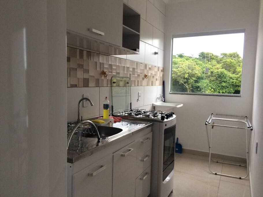 Cozinha nova, bem equipada.