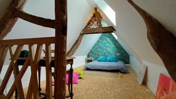 Ოთახი „ანტრესოლი“ სხვენის ქვეშ.