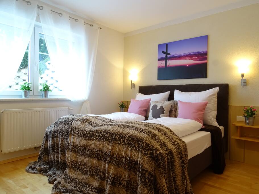 Schlafzimmer mit Doppelbett