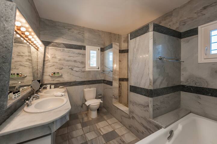 Pure White Villa | Seven-Bedrooms |16 Guests gallery image 4