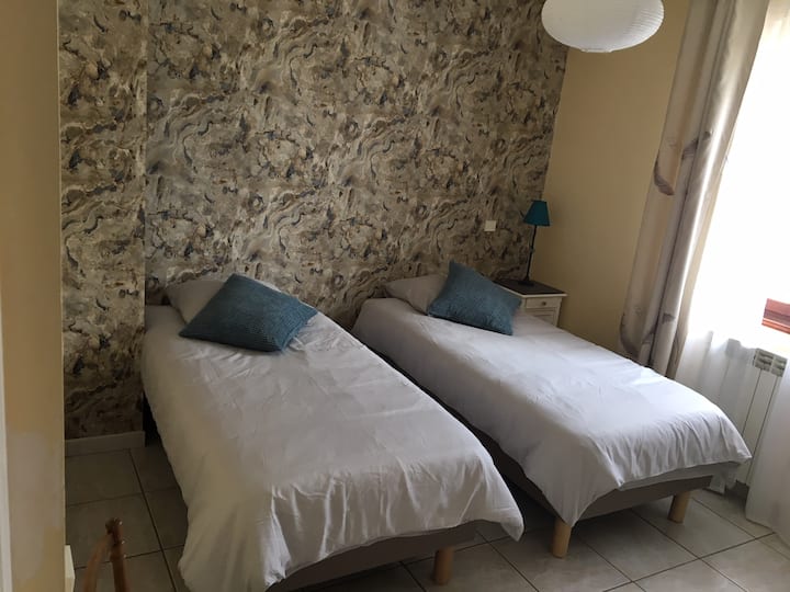 2号卧室，两张90x190张床。