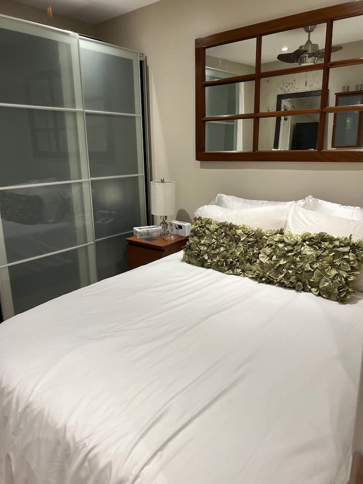 חדר שינה שני עם מיטה זוגית וארון בגדים