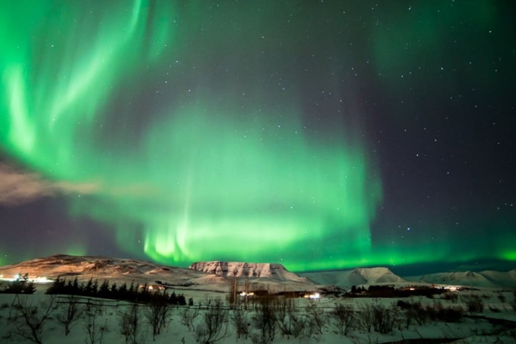During the winter, the northern lights often dance above the Mosfellsdalur Valley, enjoy the experience of evenings in the hot tub with this natural light show in the skies.