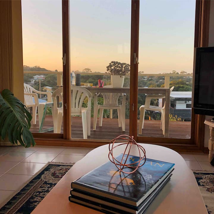 Залез от дивана, от тази перфектна висока гледна точка. Гледайте през чайните дървета към залива.