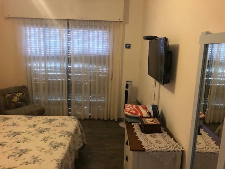Ampia camera da letto con TV via cavo e ampio cartello, che si affaccia sulla 26th Street con vista laterale sulla spiaggia di Brava. Graziosa sala da pranzo che osserva la penisola muoversi.