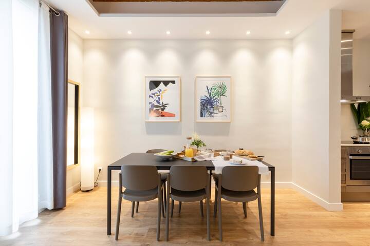 Spacious & Stylish Apartment in Central Barcelona gallery image 2