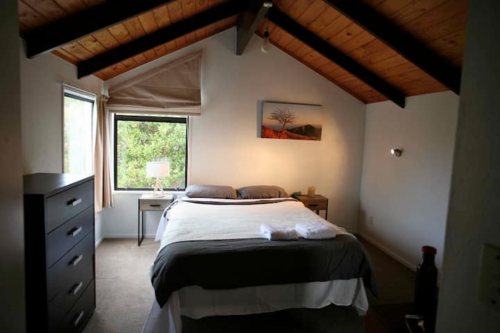 Hauptschlafzimmer mit Super-Kingsize-Bett und eigenem Bad.